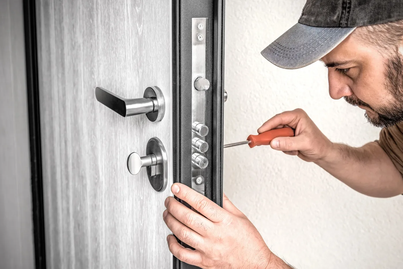 Pose d'une serrure multipoints Bricard sur une porte blindée d'un immeuble de l'est du 20e